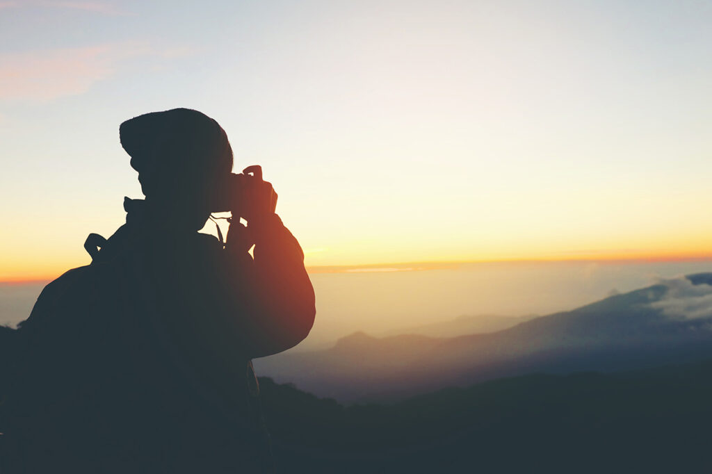 山で写真を撮っている人物